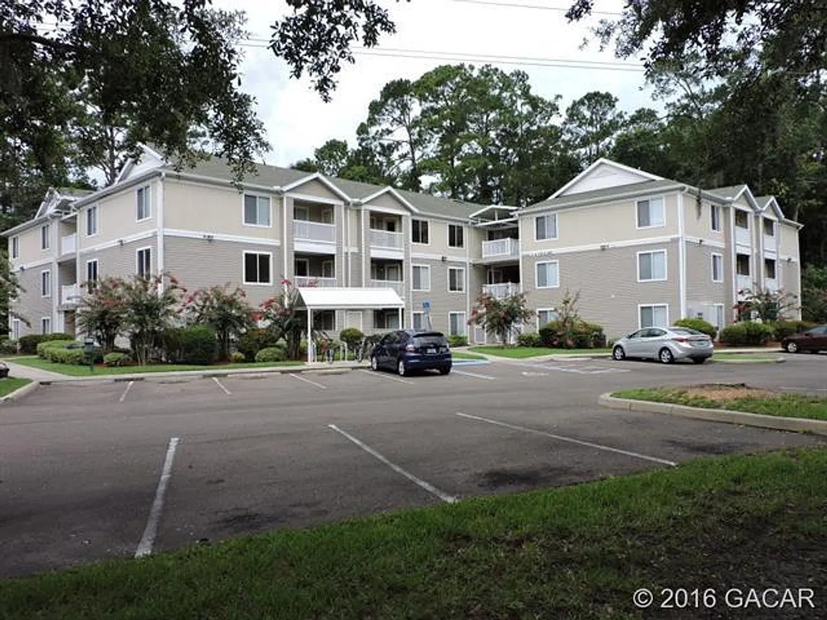 Building Photo - 4000 SW 23rd St #3-304