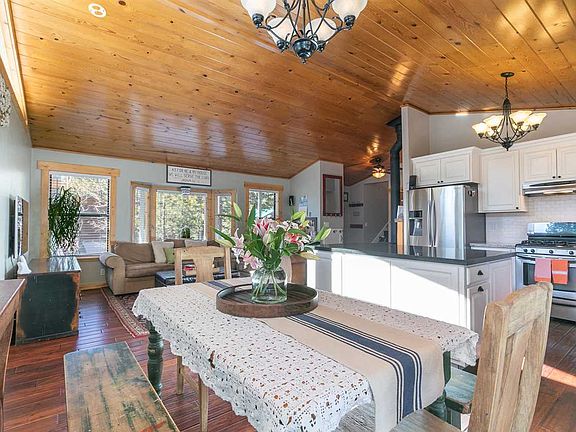 3rd image of 10181 Surrey Pl