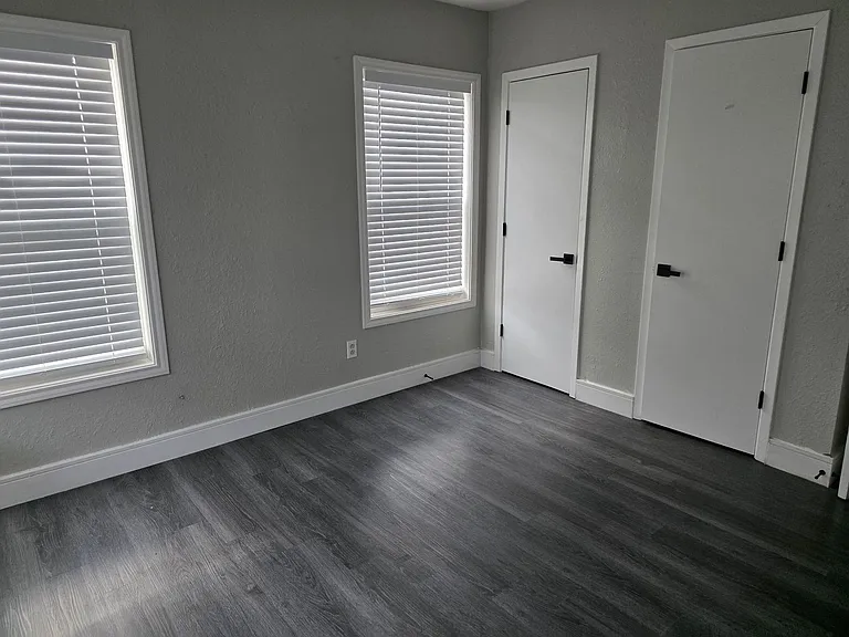 219 SE 13th St #1-4 — Photo 9