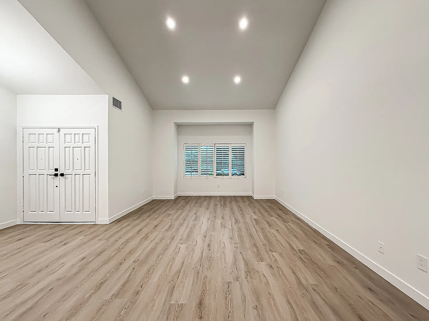 4 bed, 2430 sqft, $6,750 — Photo 2
