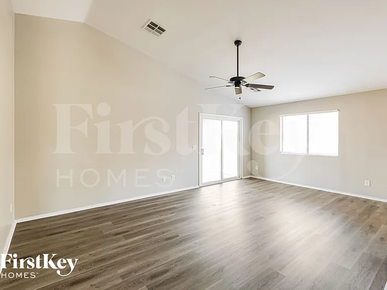 1820 S 106th Ln — Photo 3