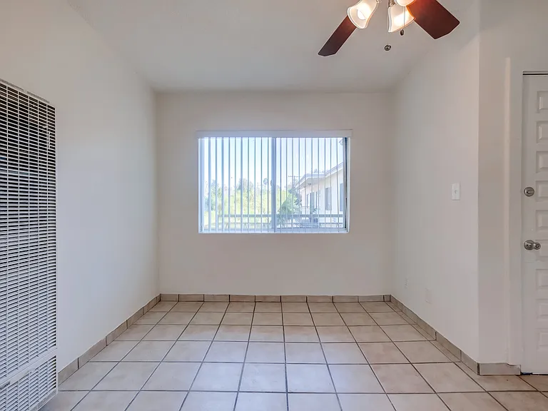 2425-2431 S Ridgeley Dr — Photo 29