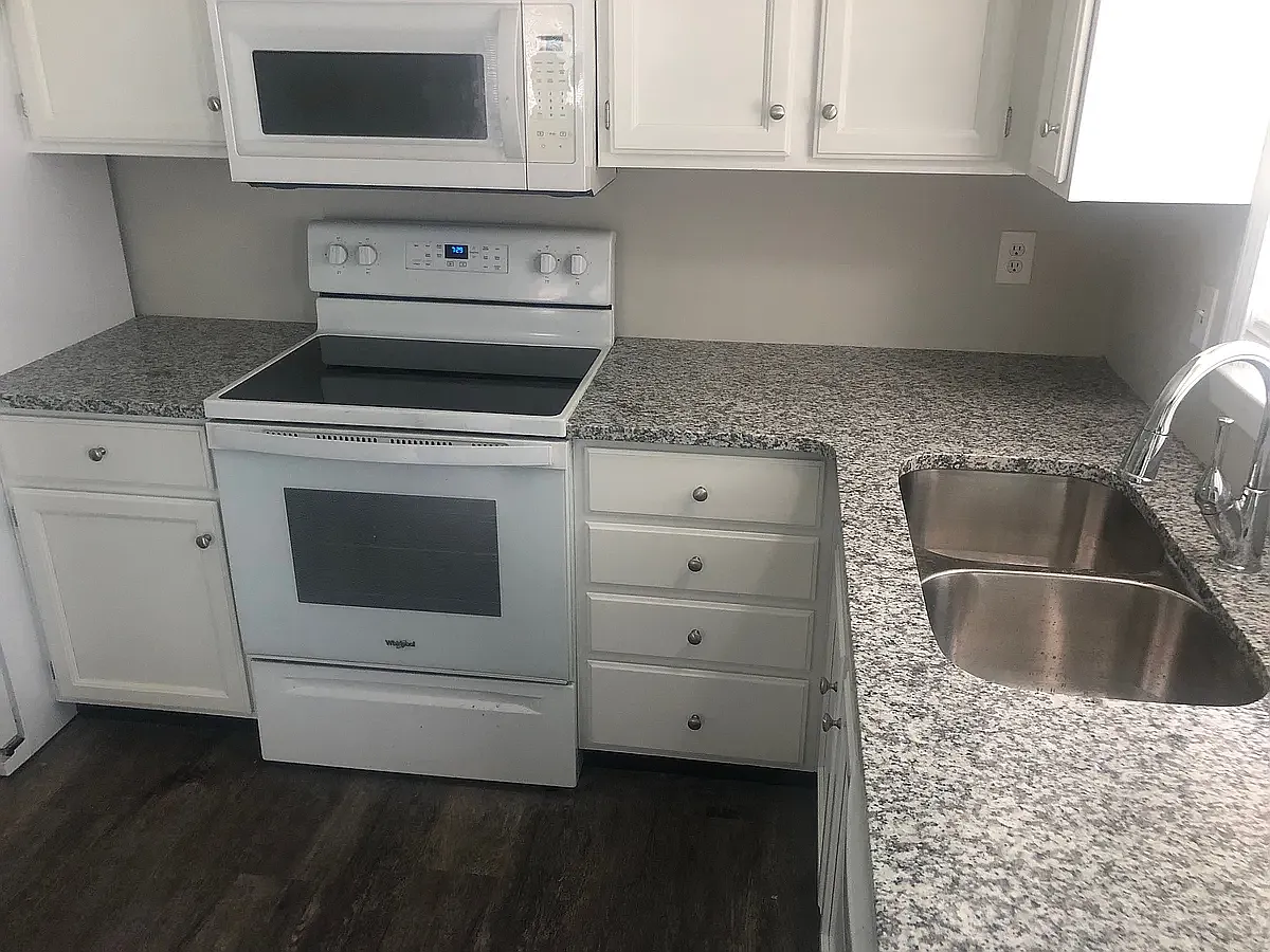 4 bed, 1.5 bath, 2150 sqft, $2,200 — Photo 2