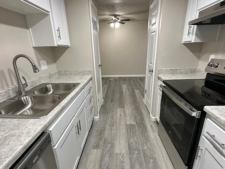 Merit Manor Apartments — Photo 5