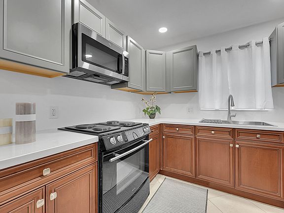 3rd image of 5043 Cresthaven Boulevard #F