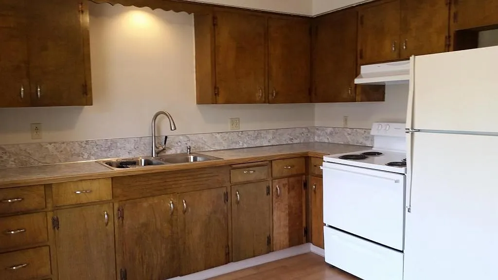 274 SE Kingwood Ave — Photo 3