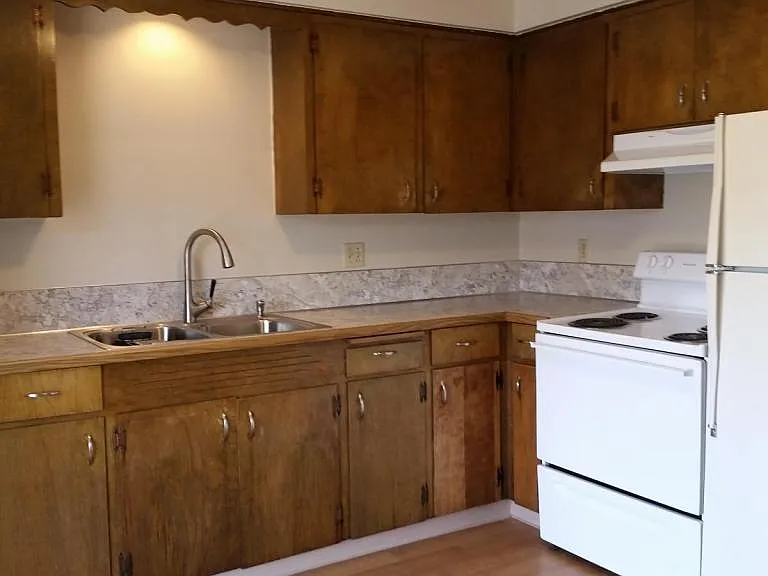 274 SE Kingwood Ave — Photo 3