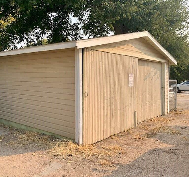 2nd image of 720 W 26th St