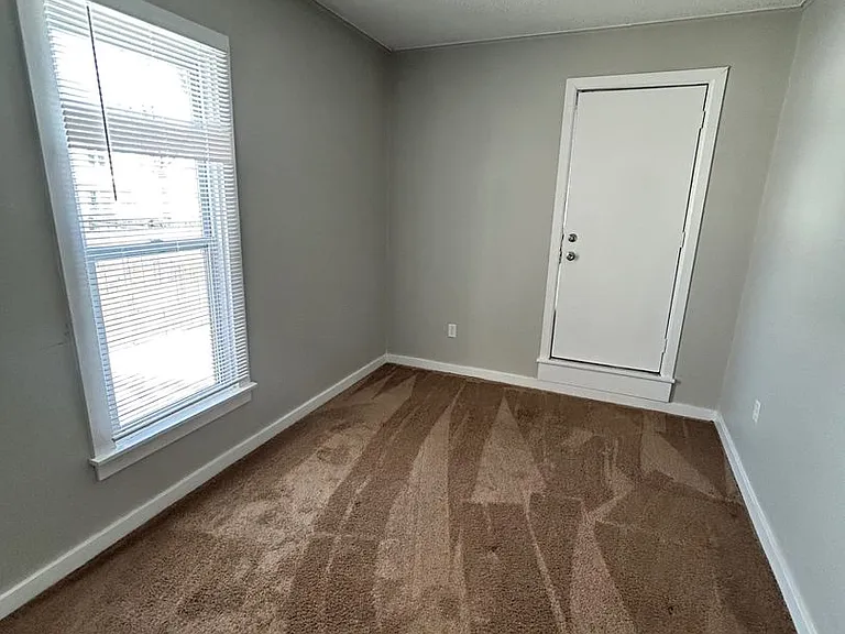 90 E Mark St — Photo 7