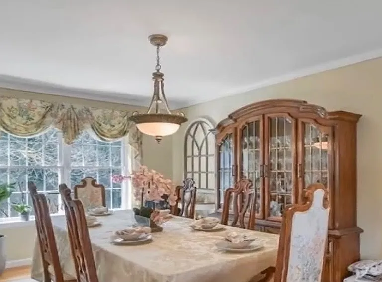 97 Pelham Dr — Photo 2