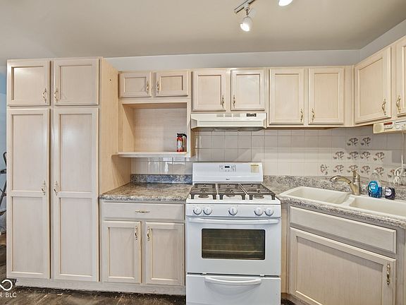4th image of 5025 Elmhurst Dr