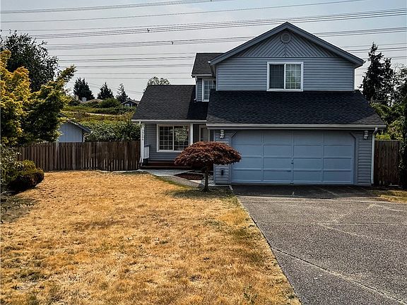 Long driveway offers plenty of parking 
