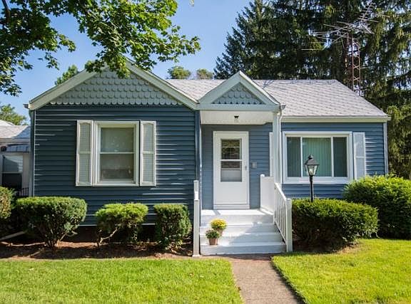 2nd image of 19595 Sunset Ln