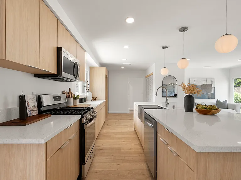 21731 Bryant St — Photo 3