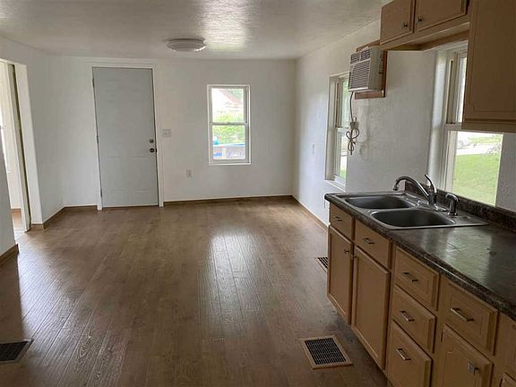 5th image of 914 S Helen St