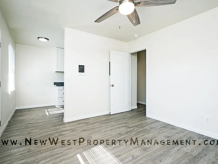 557 22nd St #1/2 — Photo 5