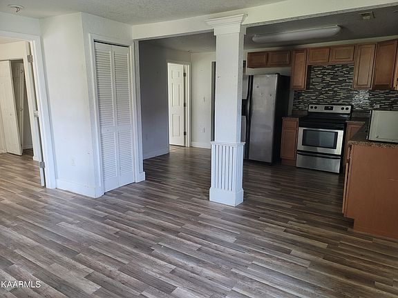 3rd image of 1004 Jones St
