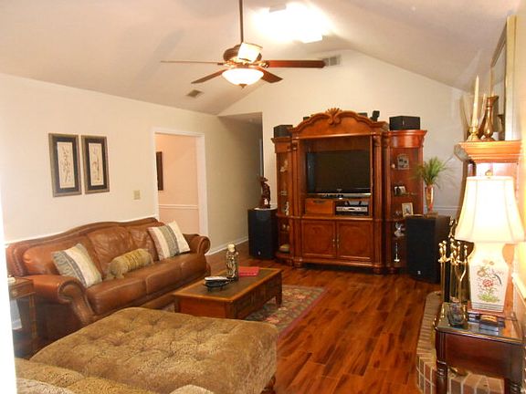 2nd image of 1818 Harcourt Dr