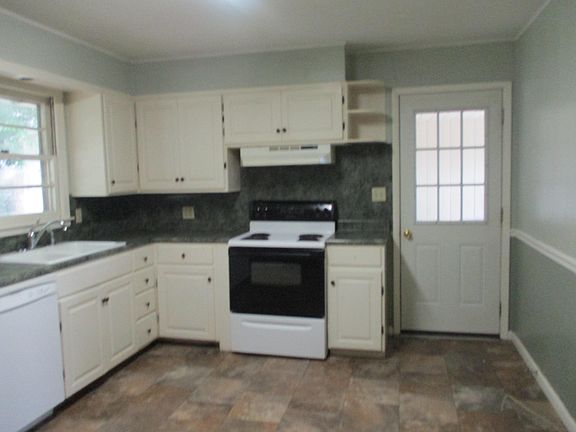 2nd image of 1306 N Howell Ave