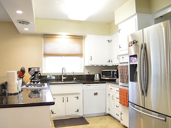 3rd image of 5737 Elm Ave