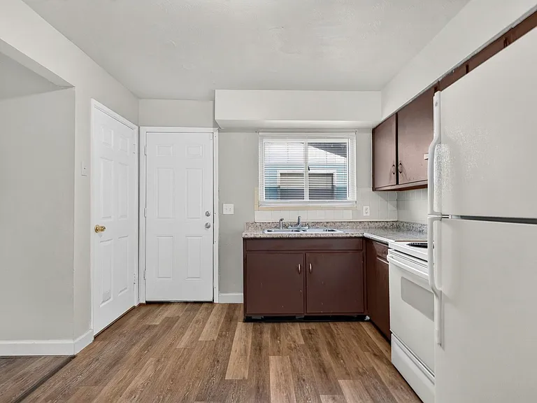 225 Flora Dr — Photo 5