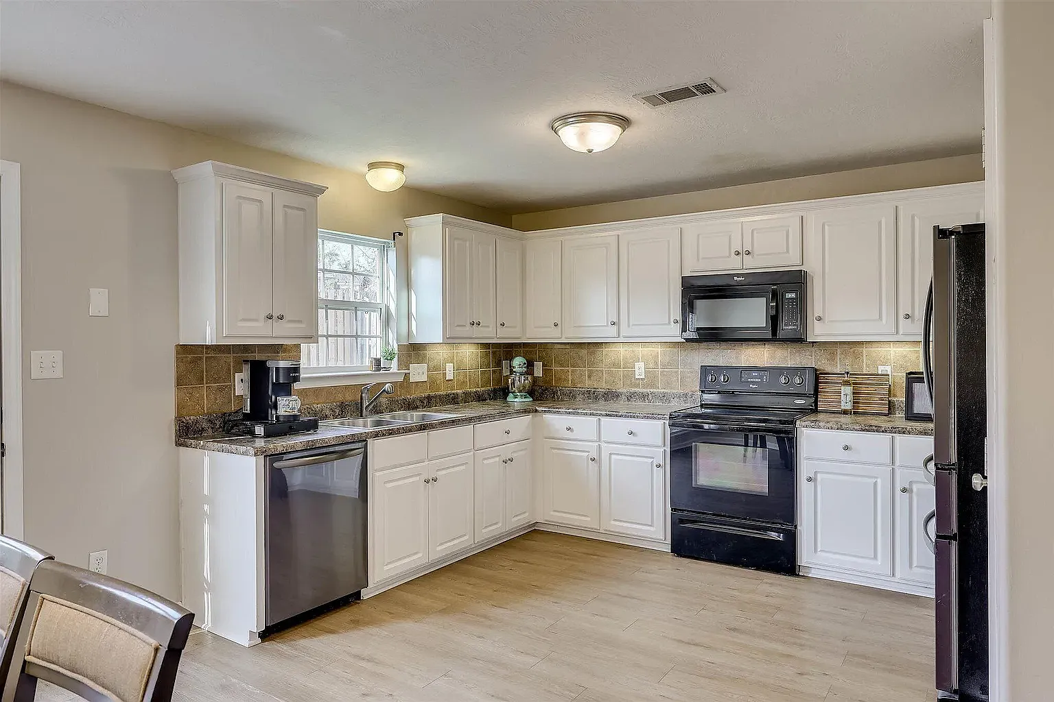 613 Dunrobin Ln — Photo 2