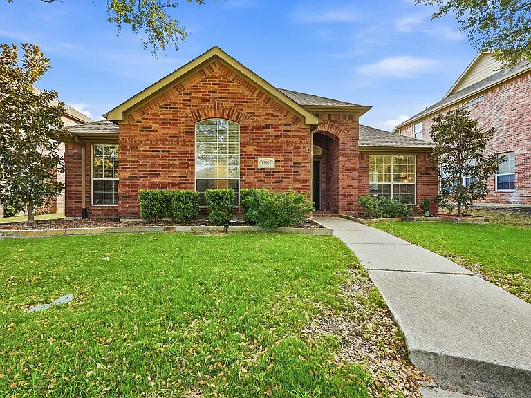 15921 Twin Cove Dr — Photo 3