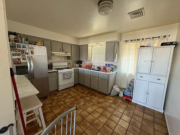 3rd image of 458 N Lillie Ave