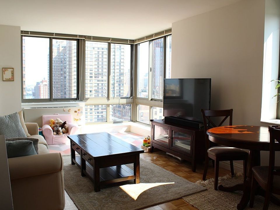 1st image of 1500 Lexington Ave APT 21A