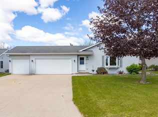 2140 Deer Prairie Dr, Neenah, WI 54956