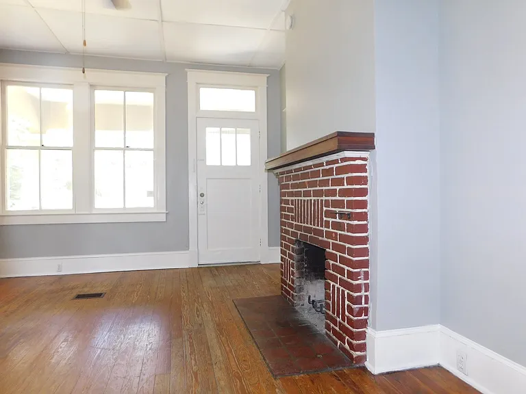 541 NE 11th St — Photo 5