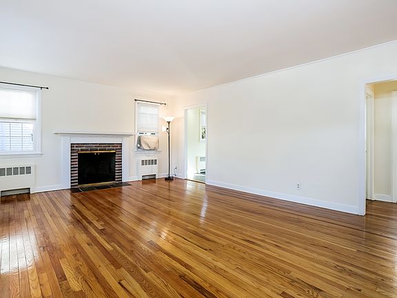 4th image of 178 Astor Ave