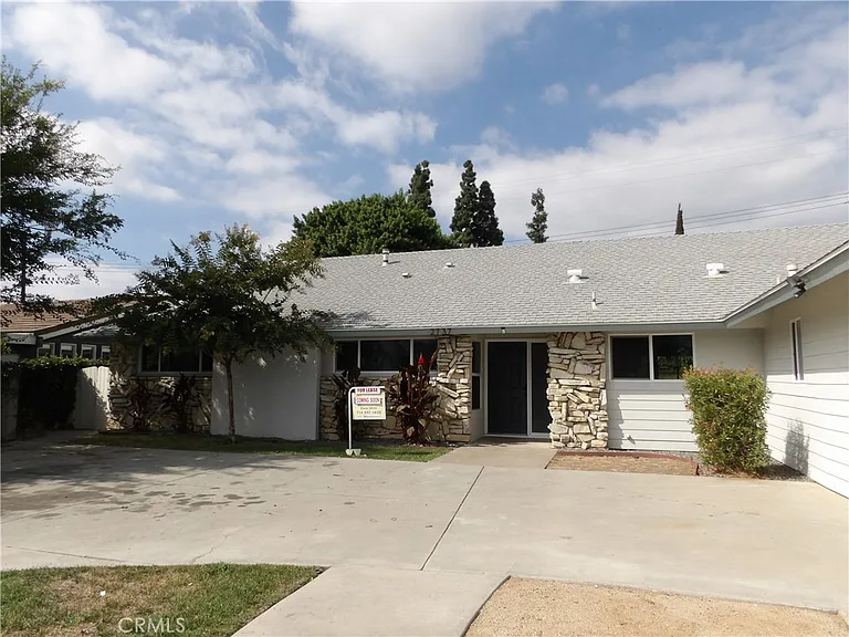 2737 Burly Ave — Photo 1