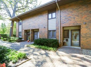 56 E Center Ave #56, Lake Bluff, IL