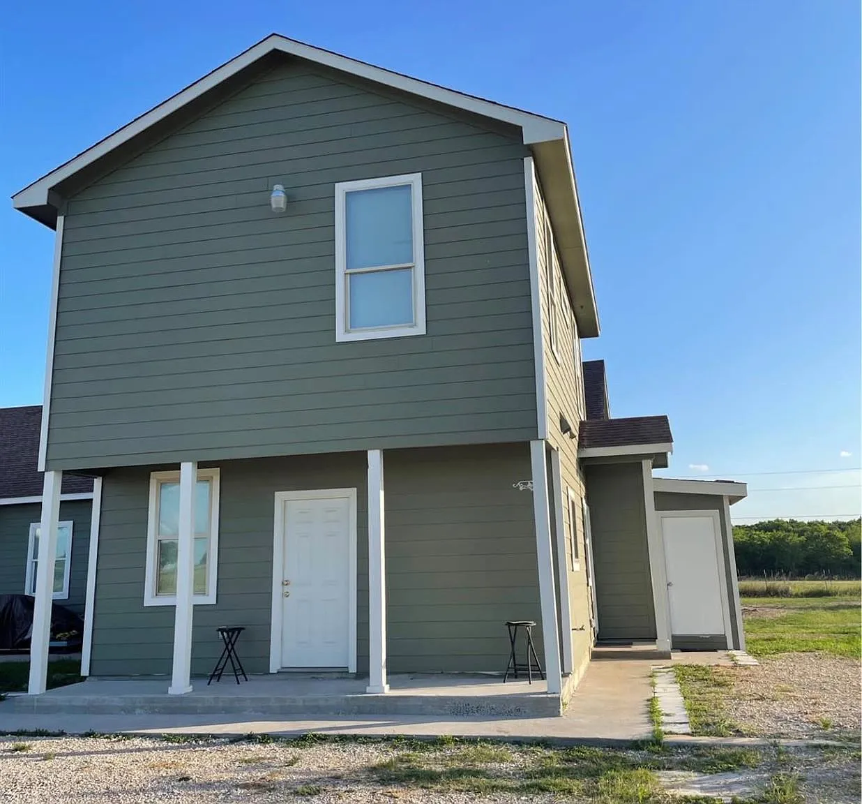 3 bed, 2.5 bath, 2200 sqft, $1,700 — Photo 1