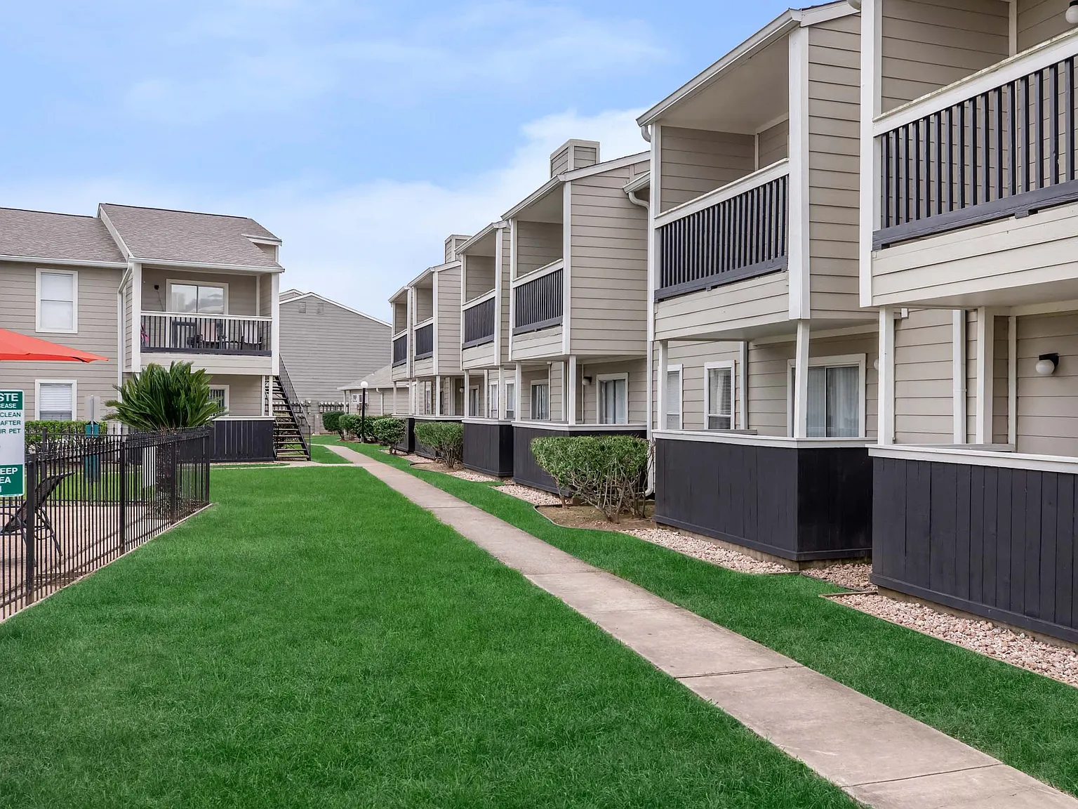 Royal Wildewood Manor Apartments — Photo 3