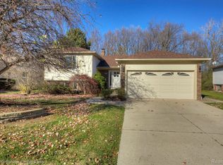 1855 N Lake Dr, Troy, MI