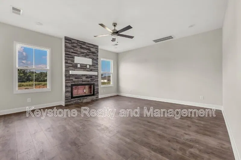 3 bed, 2.5 bath, 1690 sqft, $1,900 — Photo 3