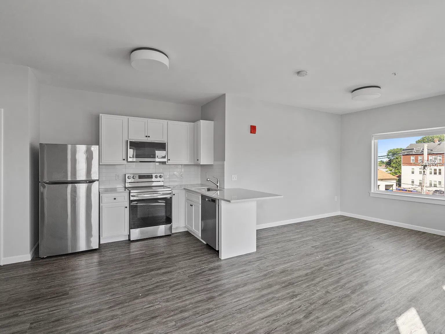 135 Waterman Ave — Photo 3