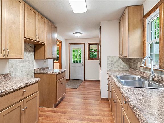 3rd image of 507 N Center AVENUE