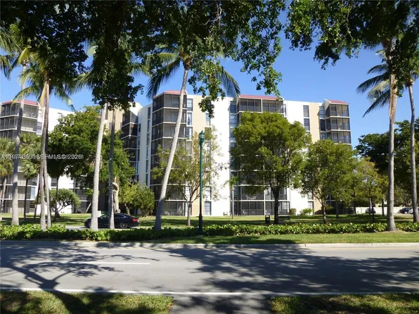 3101 N Country Club Dr APT 107, Aventura, FL 33180