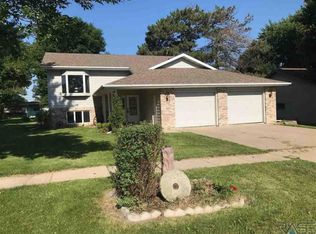 503 Mae Rose Dr, Valley Springs, SD 57068