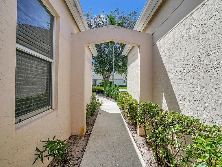 1022 Island Manor Dr — Photo 31