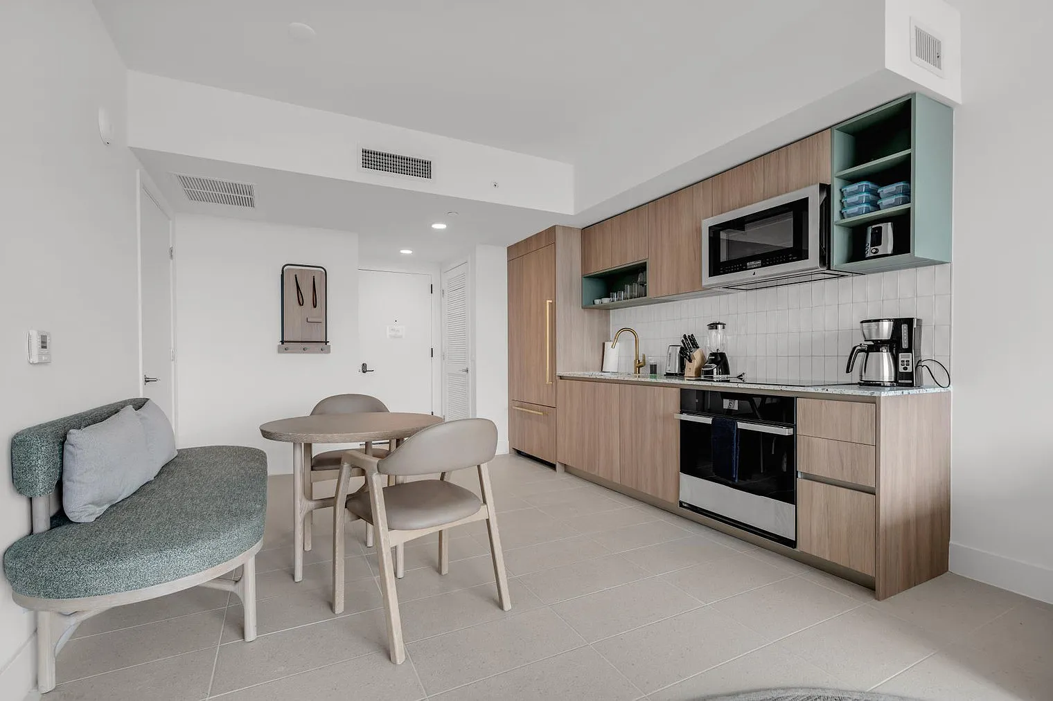 1 bed, 1.0 bath, 688 sqft, $8,436 — Photo 3