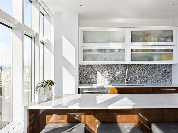 5th image of 160 W 66th St APT 31H