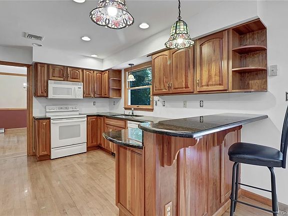 5th image of 40 Hickory Dr