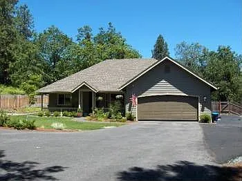 512 NW Valley View Dr photo 1