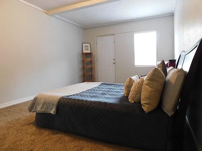 731 W Walnut St — Photo 3