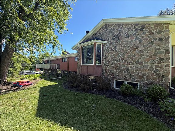 5th image of 10 Pine Tree Cir