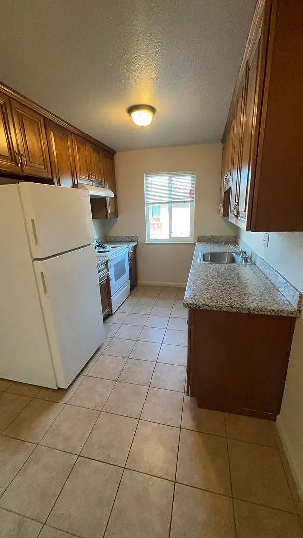 2 Bed, 1 Bathroom Apartment — Photo 1